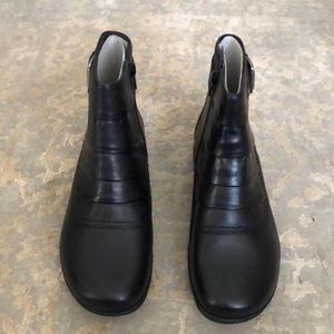 Clarks black ankle boots 8 wide